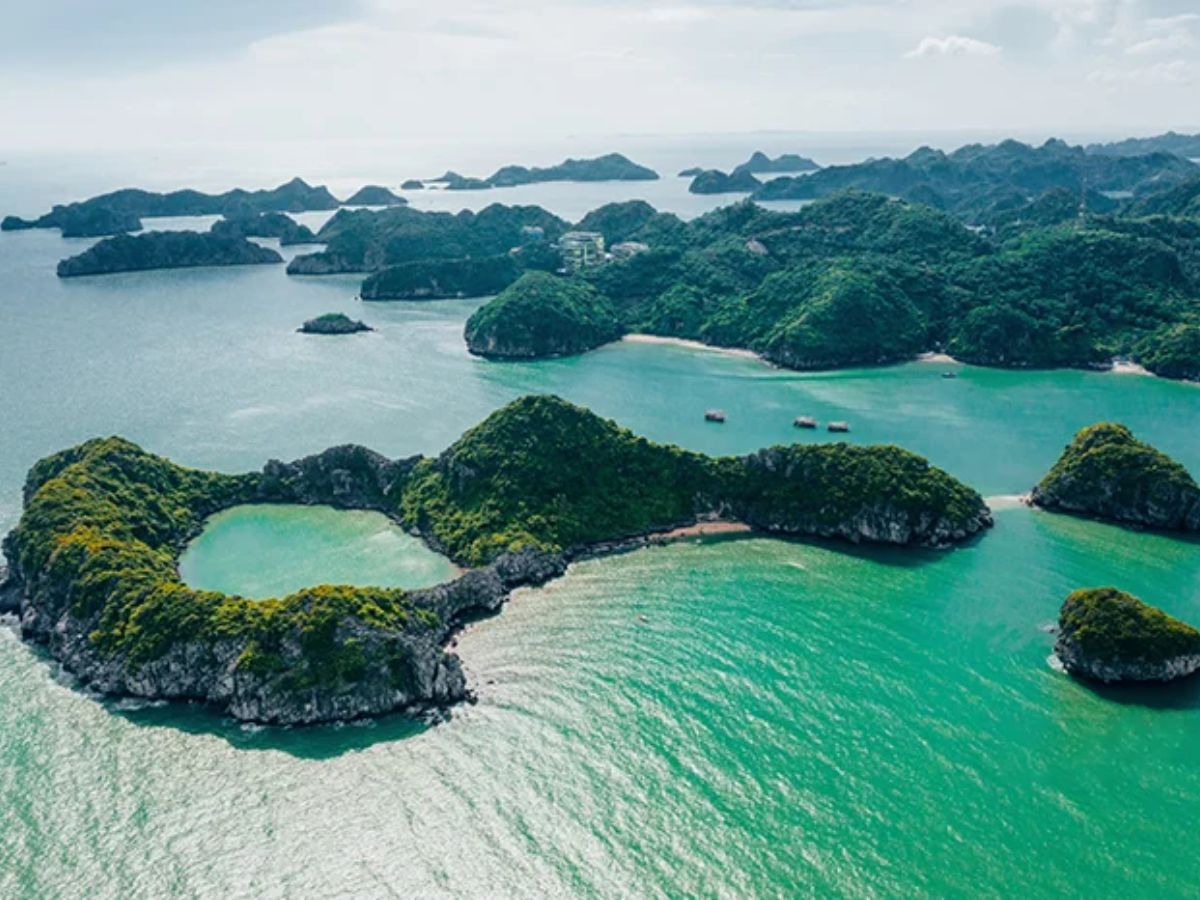 Du khách dành thời gian thư giãn tại các bãi tắm Cát Cò, ngắm vịnh Lan Hạ hoặc trải nghiệm cáp treo
