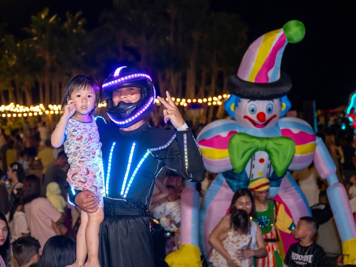 Gia đình có thể dành buổi tối dạo chơi tại VUI-Fest Cat Ba