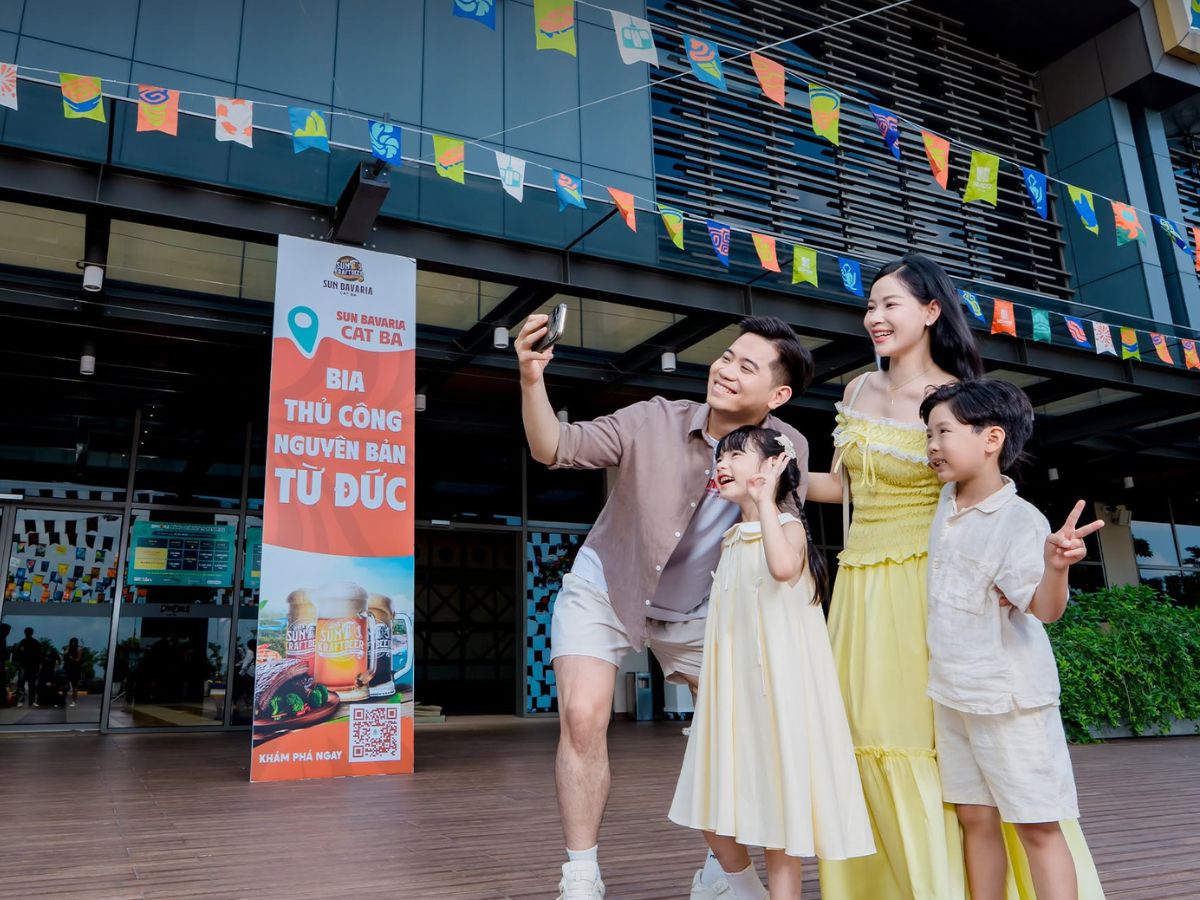 Gia đình lựa chọn khách sạn tiêu chuẩn, kết hợp quán ăn địa phương và các điểm tham quan có mức phí hợp lý