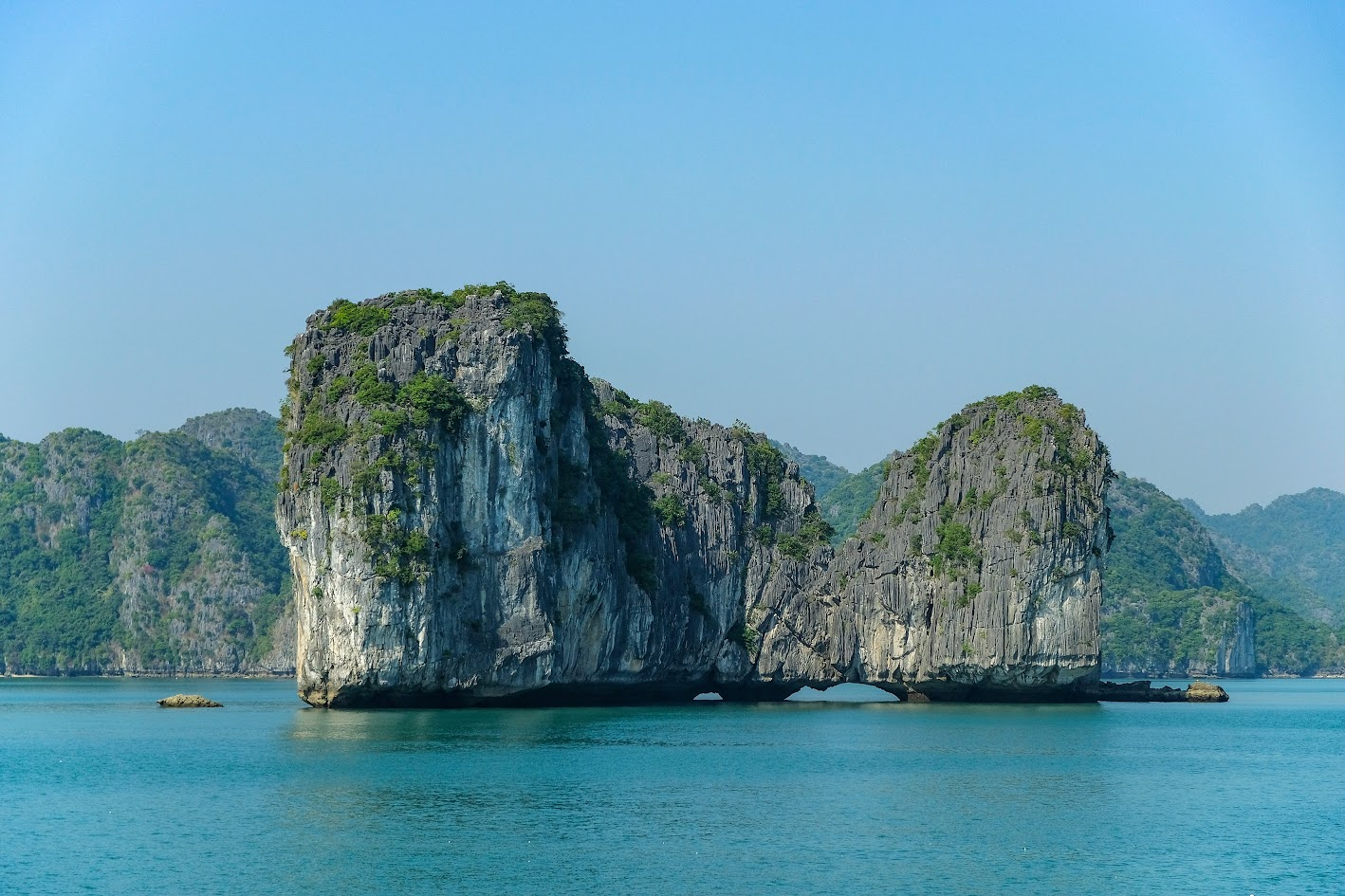 Vịnh Lan Hạ gây ấn tượng với làn nước trong xanh và hàng trăm đảo đá vôi kỳ thú