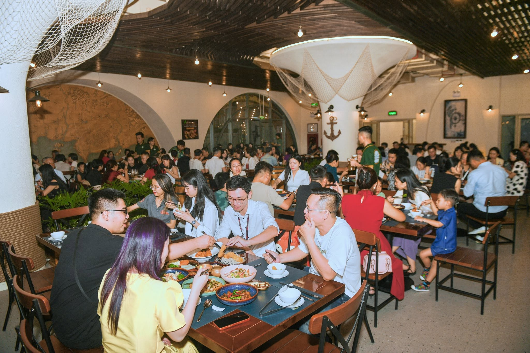 Không gian hướng biển tại Sun Bravia Cat Ba mang đến trải nghiệm ẩm thực kết hợp ngắm pháo hoa đầy ấn tượng