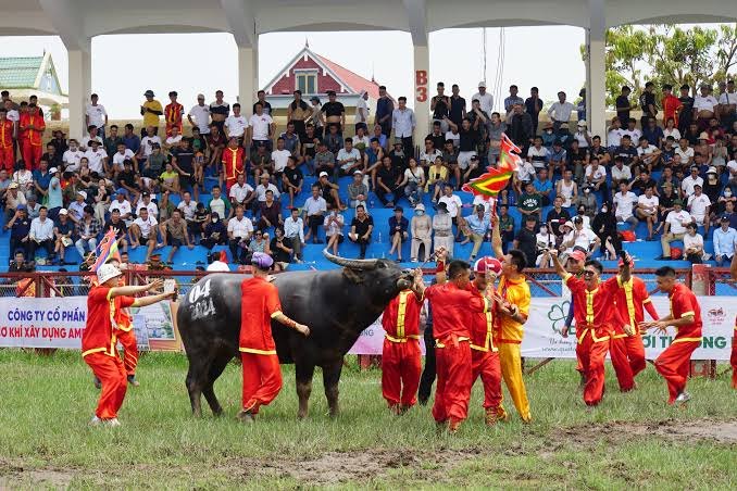 Tens of thousands of people gather in central Do Son to watch the main festival day