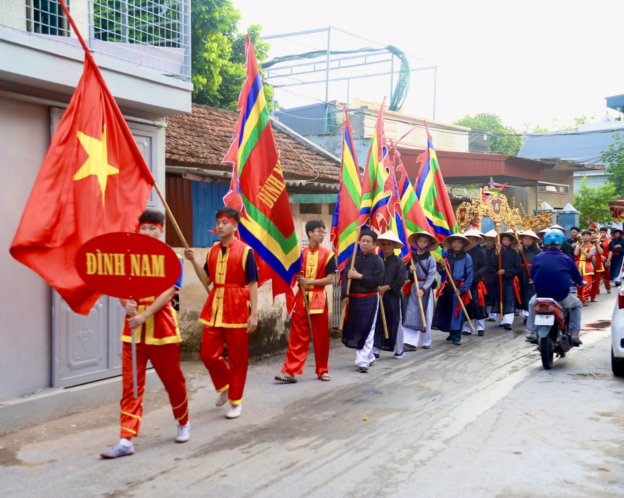 The water procession is solemnly held in the days leading up to the main festival day