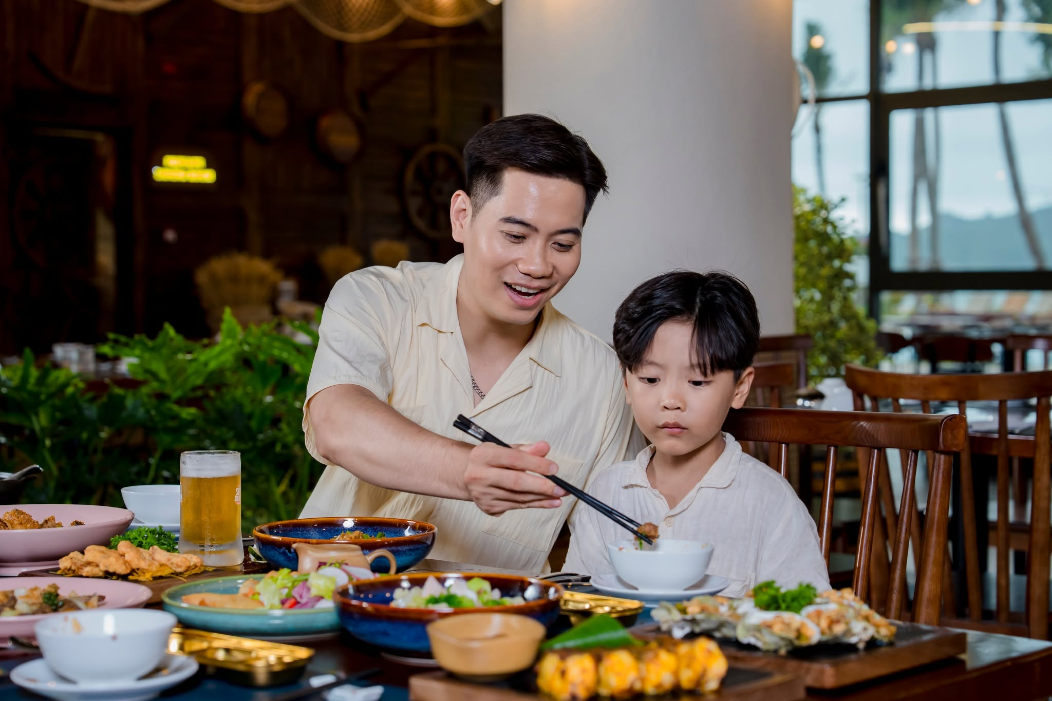 Du khách thưởng thức bữa tối trong không gian ấm cúng tại nhà hàng Sun Bravia Cat Ba