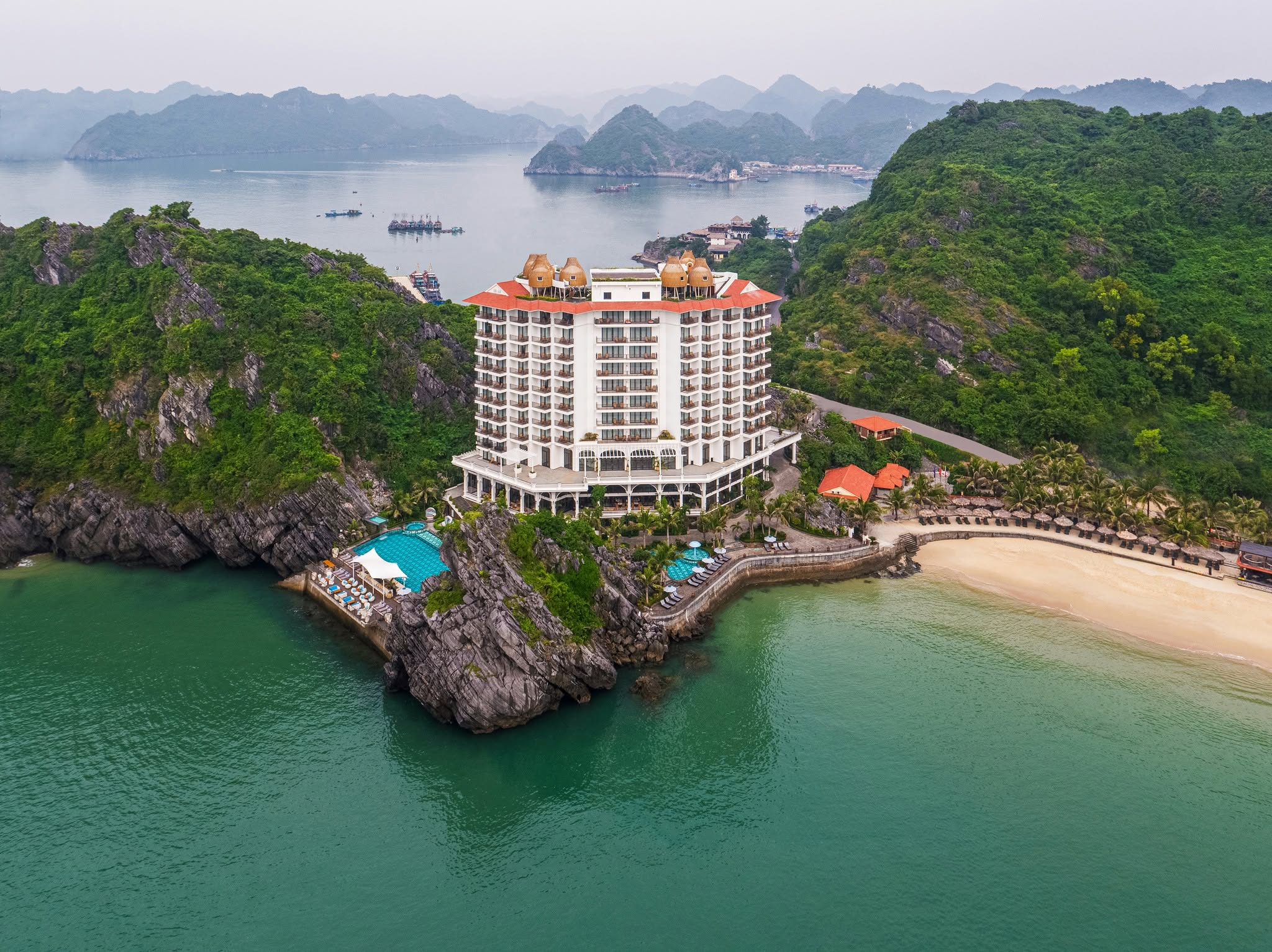 Hôtel Perle d'Orient Cat Ba sở hữu kiến trúc Đông Dương sang trọng cùng tầm nhìn hướng vịnh Lan Hạ