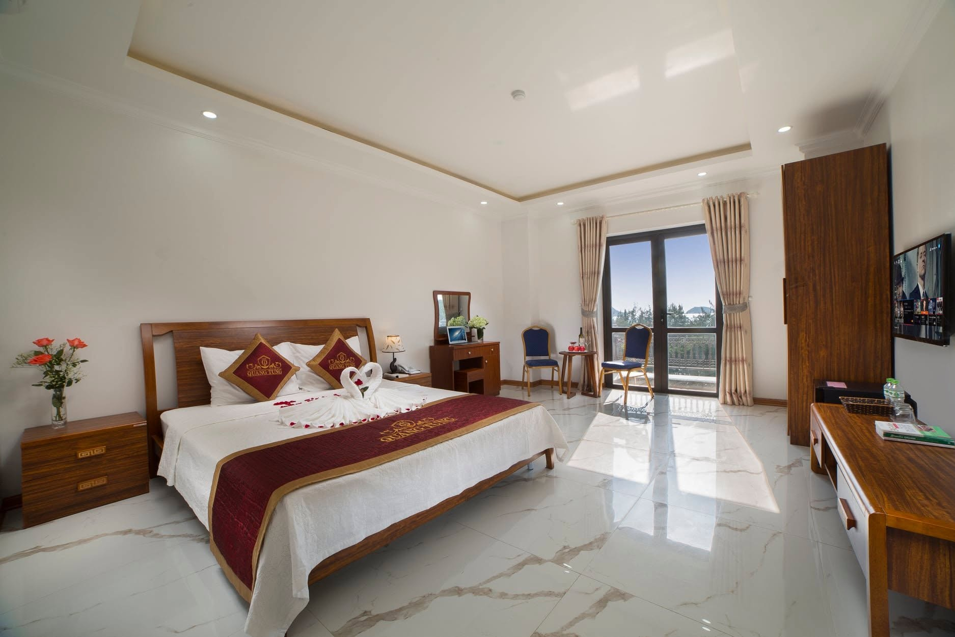 Phòng nghỉ tiện nghi và ấm cúng tại Quang Tung Heritage Cat Ba Hotel