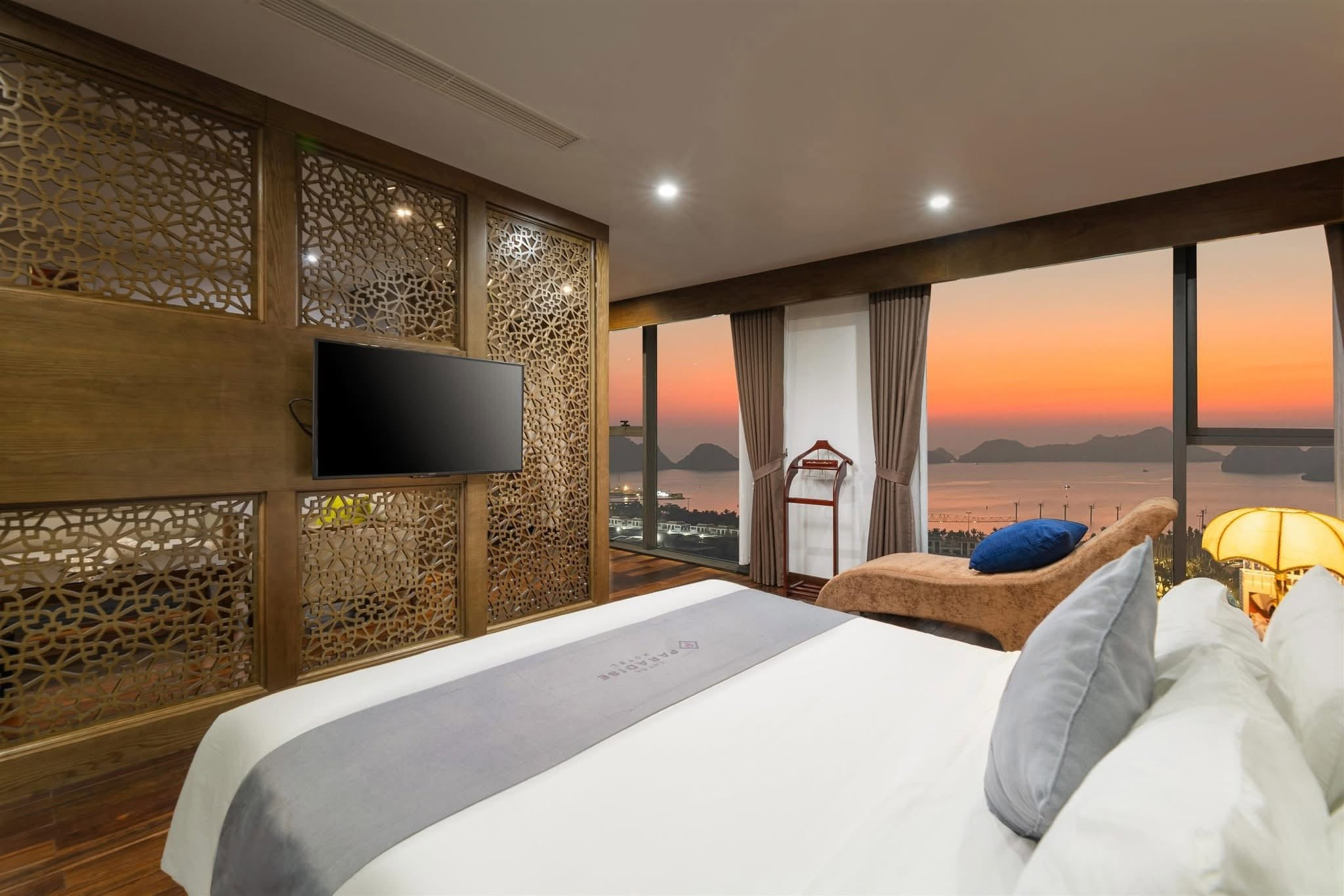 Cat Ba Paradise Hotel có vị trí thuận tiện để kết hợp nghỉ dưỡng và khám phá các bãi tắm nổi tiếng