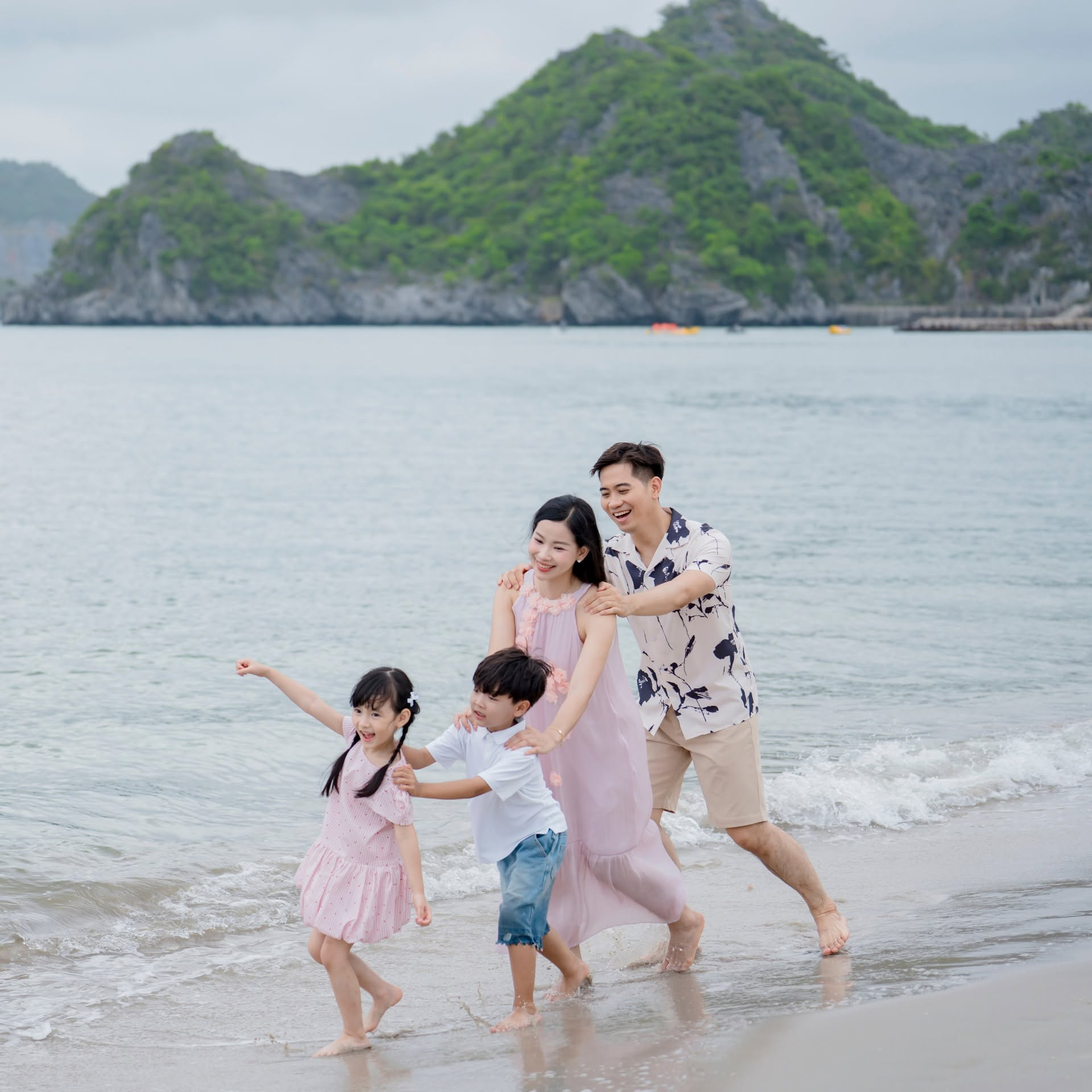 Bãi Cát Cò sở hữu làn nước trong xanh và bờ cát trắng mịn, là điểm đến yêu thích của nhiều du khách