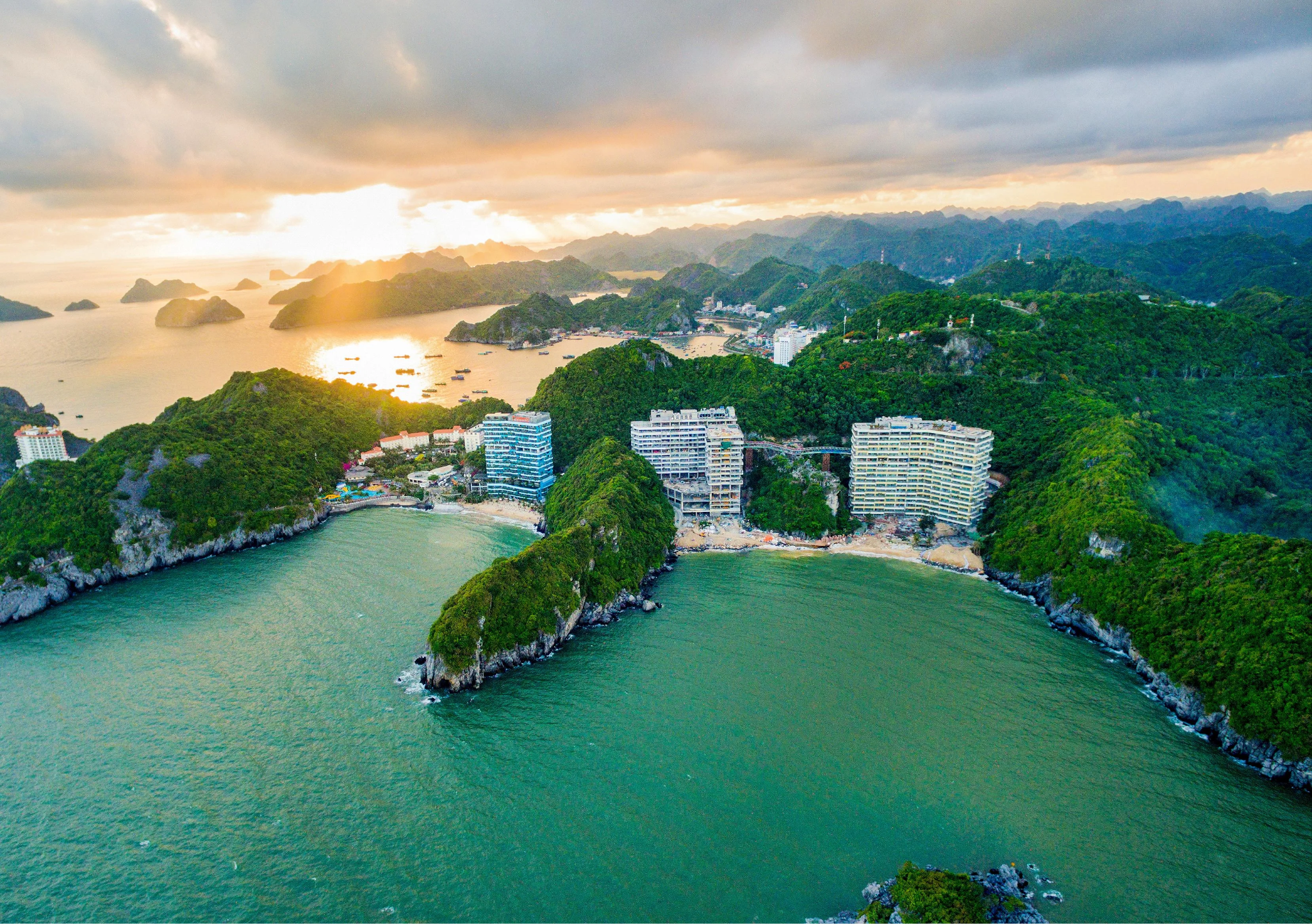 Flamingo Cát Bà Beach Resort sở hữu vị trí sát các bãi tắm Cát Cò cùng nhiều tiện ích nghỉ dưỡng cao cấp