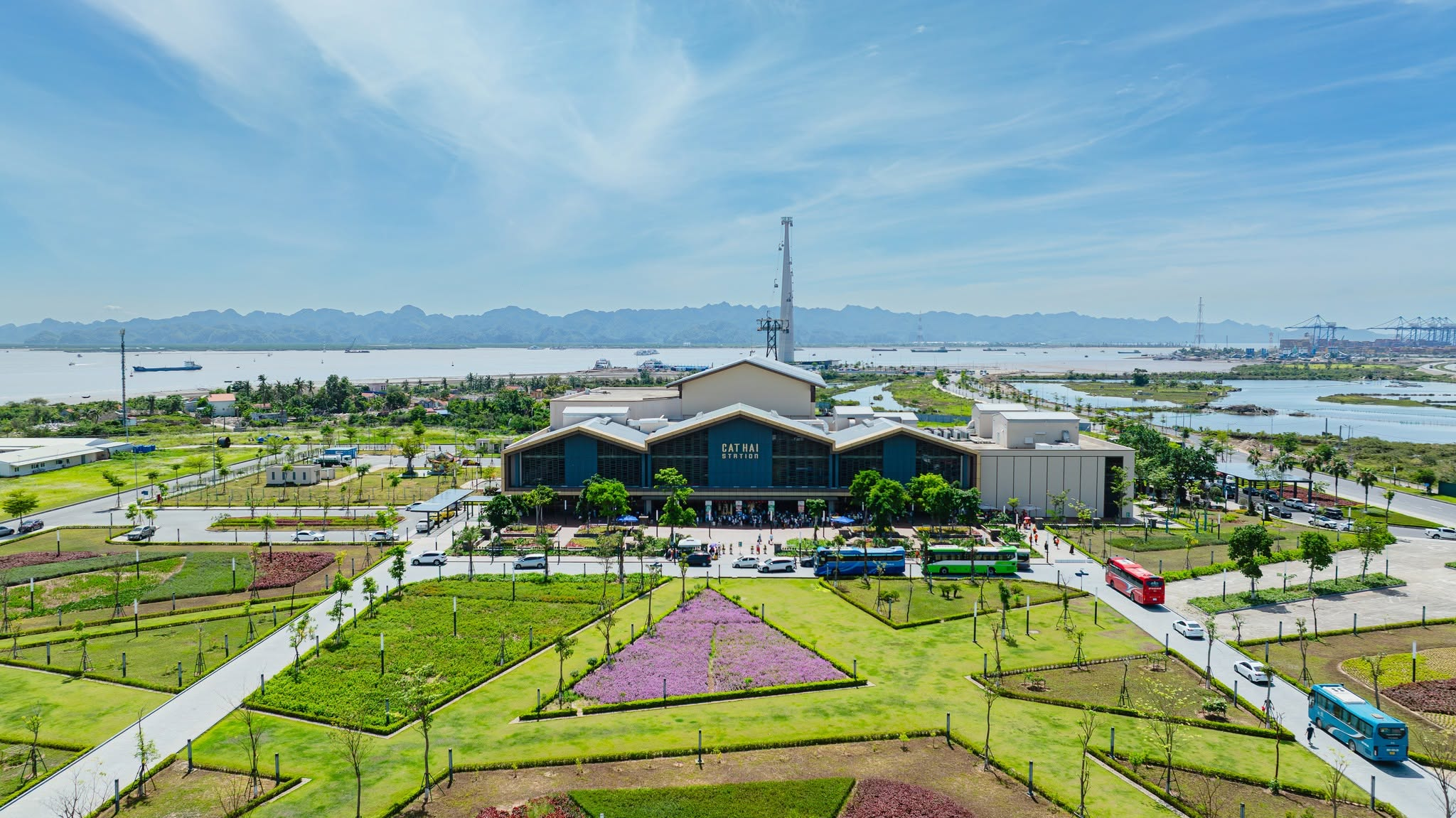Cáp treo Sun World Cat Ba giúp du khách di chuyển nhanh chóng và tiện nghi đến đảo Cát Bà