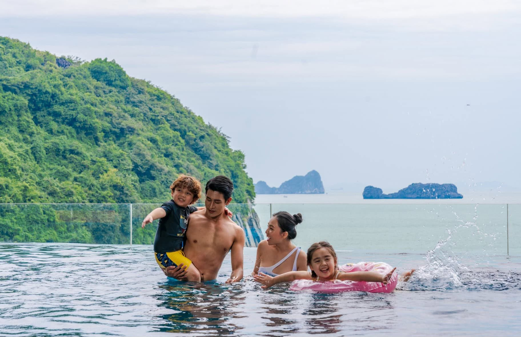 Hồ bơi ngoài trời tại Flamingo Cát Bà Beach Resort nhìn ra vịnh biển
