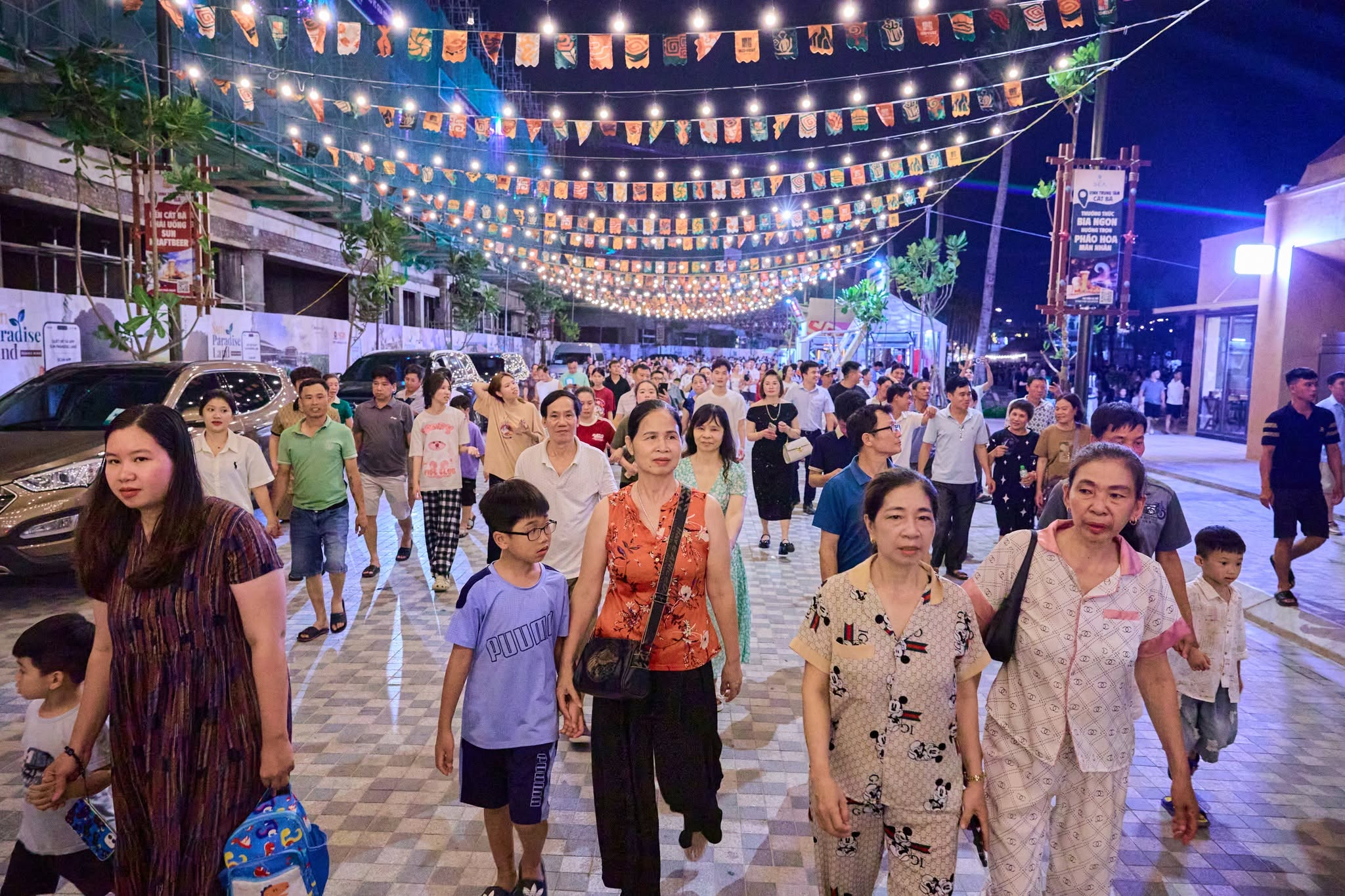 Chợ đêm VUI-Fest Cát Bà mang đến không gian lễ hội sôi động bên vịnh biển