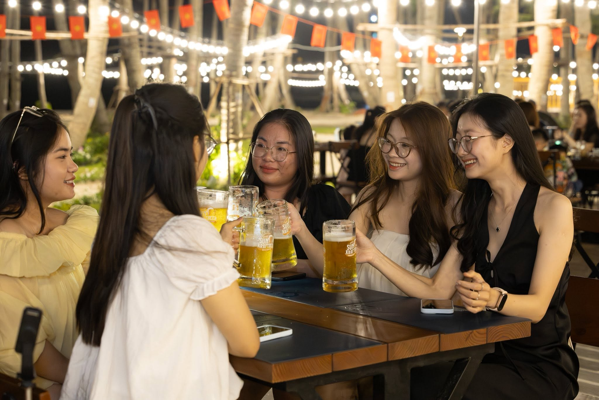 Du khách thưởng thức bia tươi Sun KraftBeer đầy sảng khoái tại Sun Bravia Cat Ba