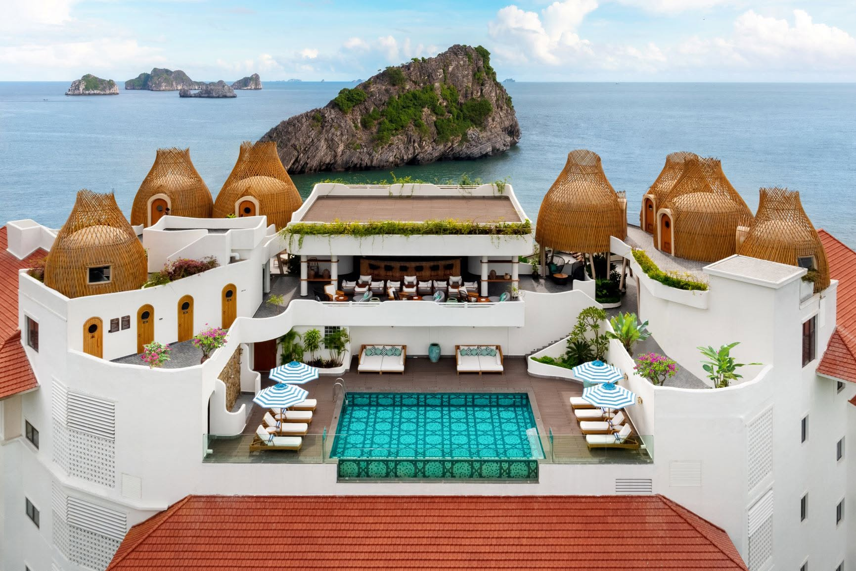 Hôtel Perle d'Orient Cát Bà MGallery nổi bật với kiến trúc Đông Dương và hồ bơi ngoài trời