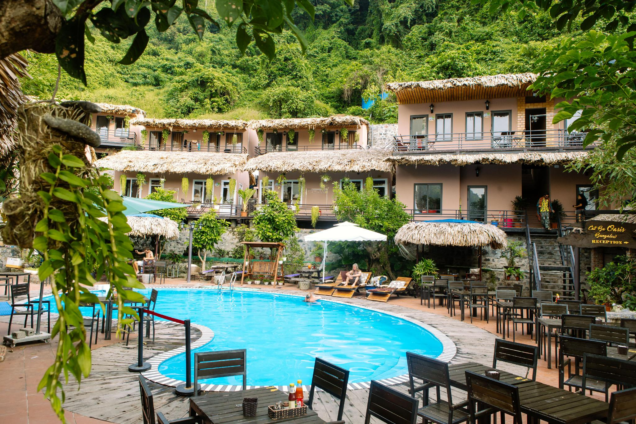 Hồ bơi ngoài trời giữa không gian xanh của Cát Bà Oasis Bungalows Hotel