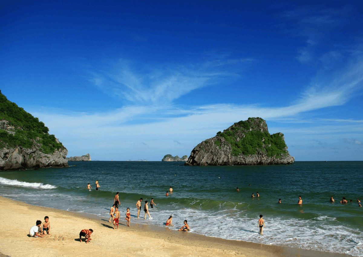Bãi tắm Cát Cò nổi tiếng với làn nước trong xanh và khung cảnh thiên nhiên thơ mộng
