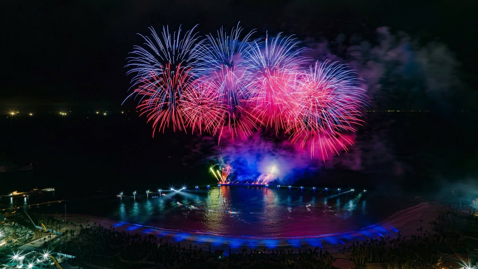 Chợ đêm VUI-Fest Cát Bà và màn trình diễn pháo hoa tạo nên không gian giải trí đặc sắc về đêm
