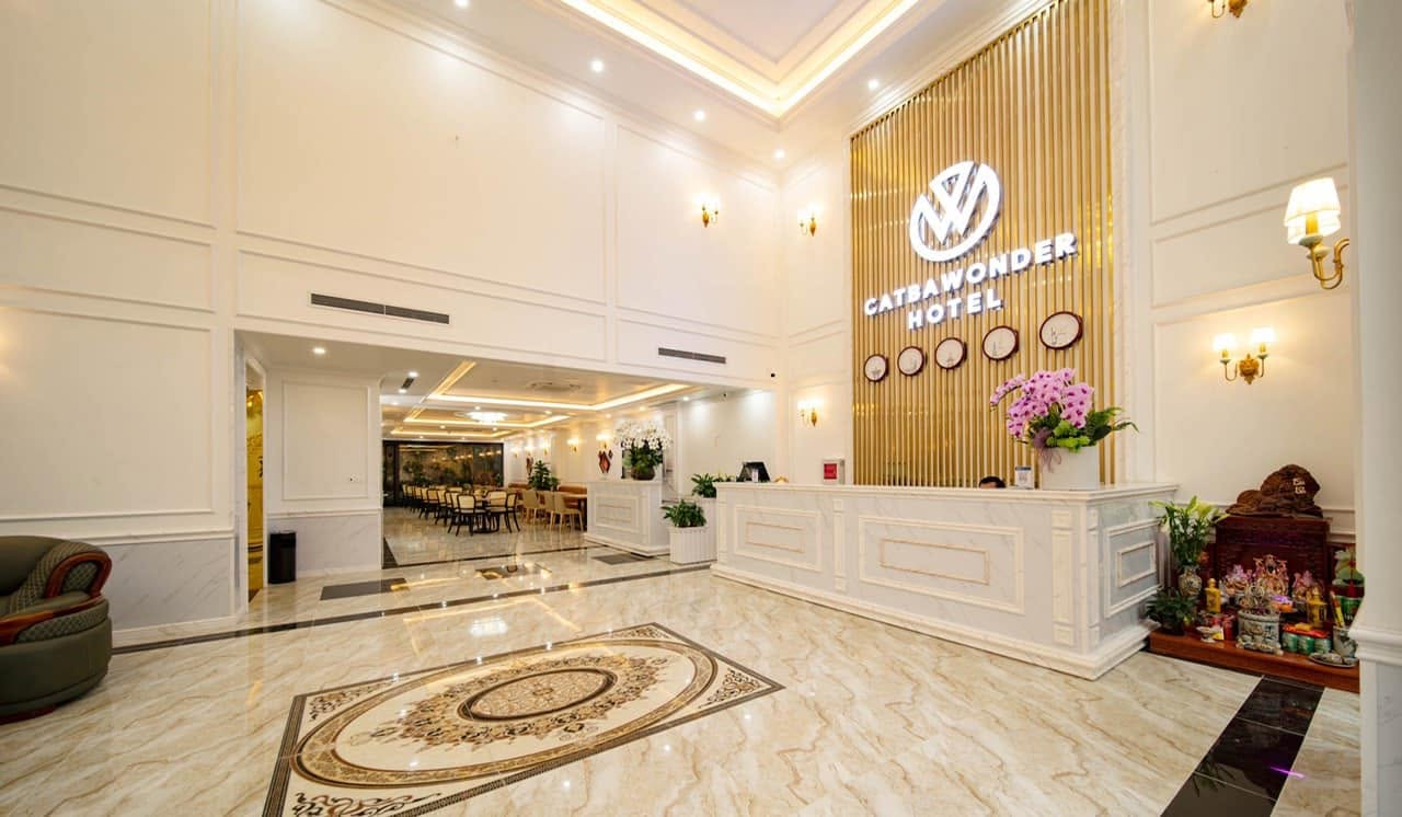 Cát Bà Wonder Hotel sở hữu hồ bơi ngoài trời cùng vị trí thuận tiện ngay trung tâm