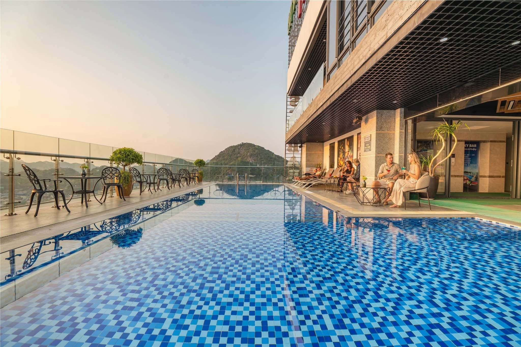 Cat Ba Paradise Hotel Sky Bar & Massage nổi bật với hồ bơi vô cực và tầm nhìn đẹp hướng biển