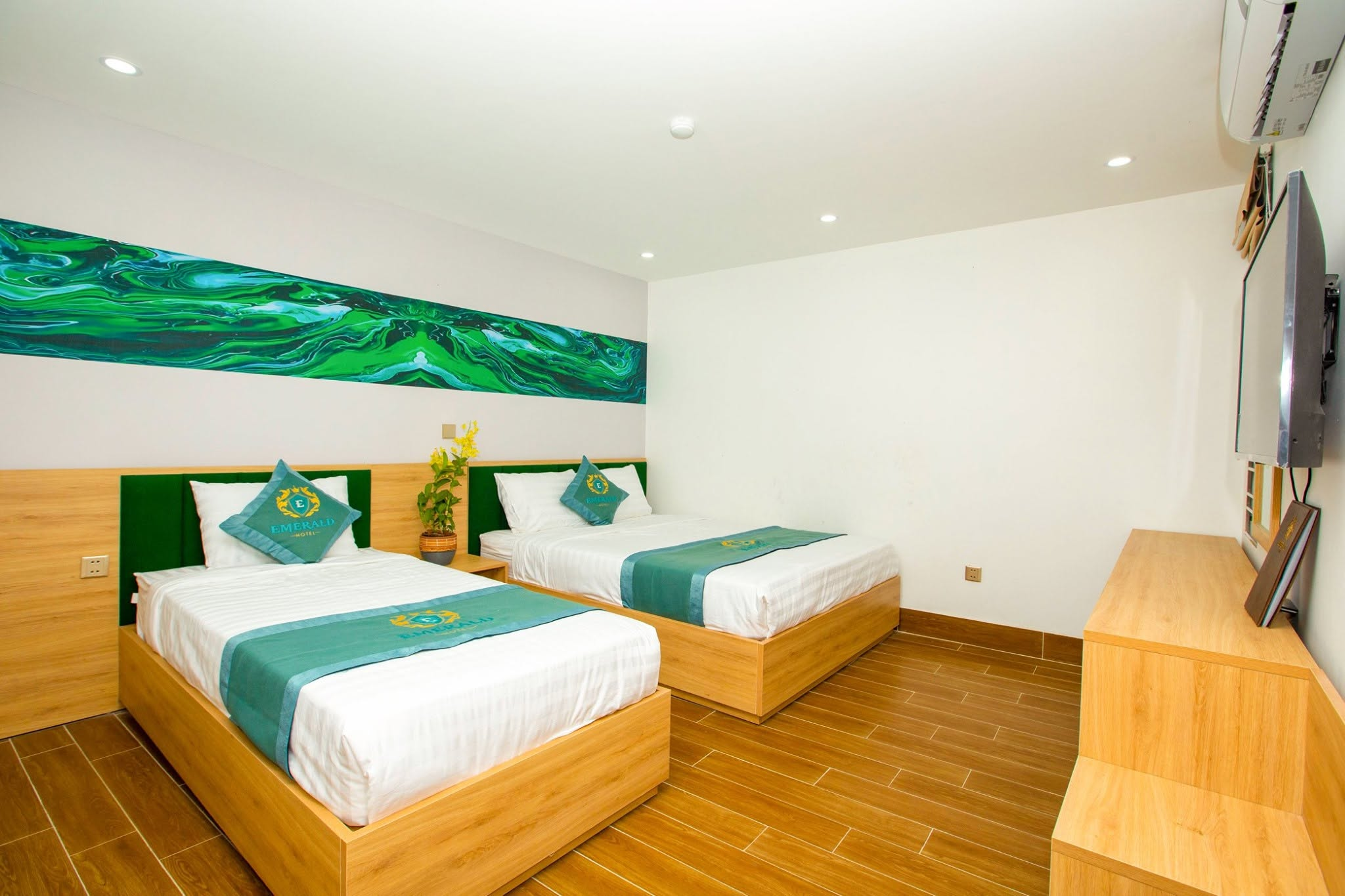 Emerald Hotel Cat Ba là lựa chọn phù hợp cho du khách yêu thích không gian lưu trú hiện đại