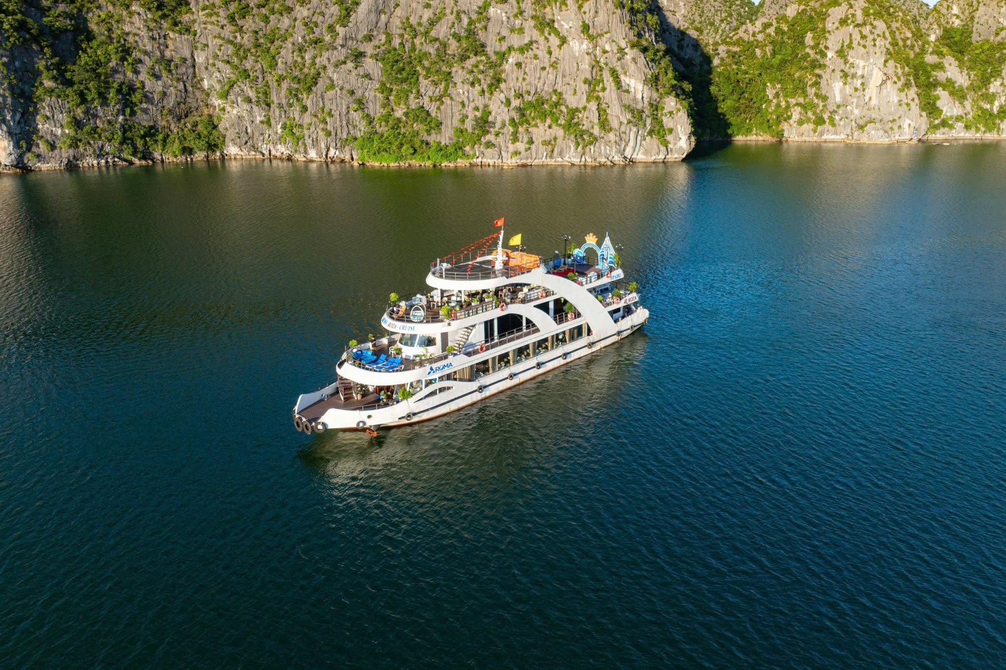 Tour du thuyền Vịnh Lan Hạ đưa du khách khám phá vẻ đẹp yên bình của một trong những vịnh biển đẹp nhất Việt Nam