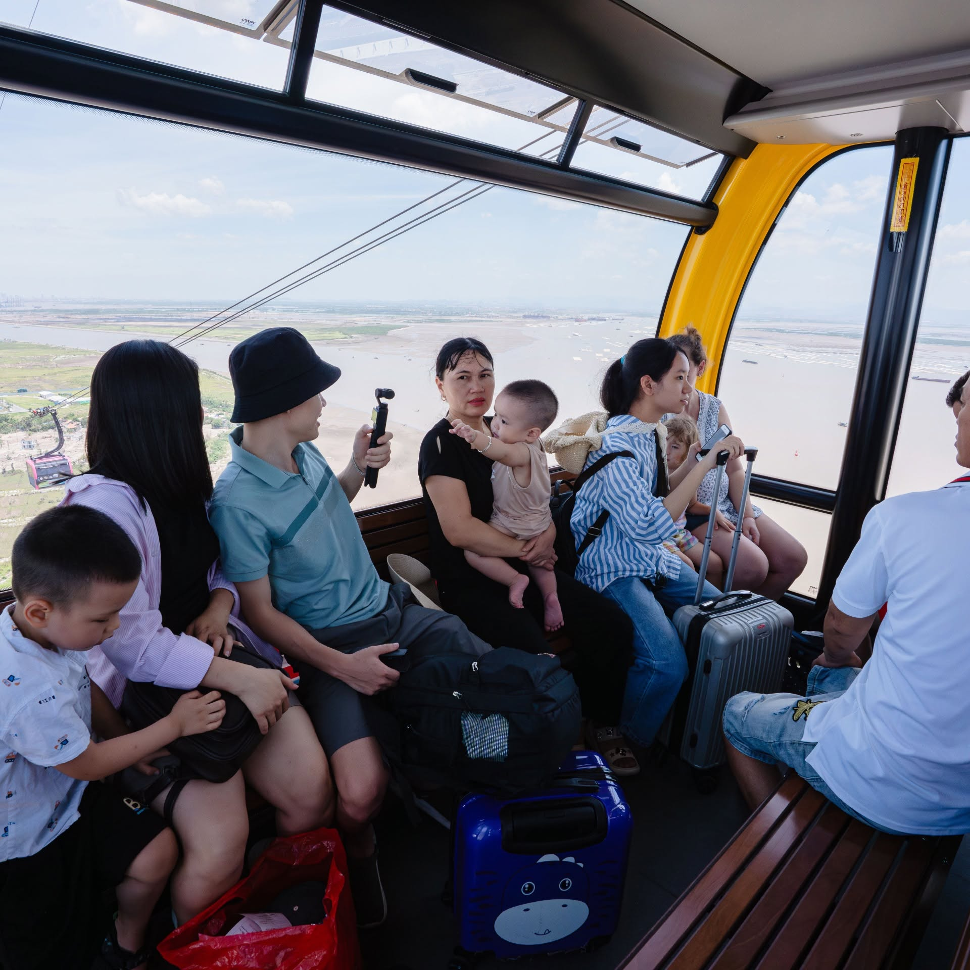 Hành trình cáp treo Sun World Cat Ba mang đến góc nhìn toàn cảnh ngoạn mục về biển đảo Cát Bà