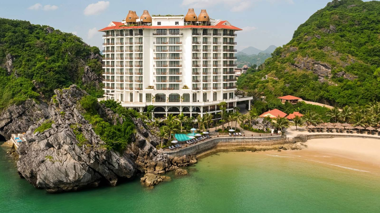 Cat Ba Island Resort & Spa sở hữu vị trí tuyệt đẹp bên bãi Cát Cò 1