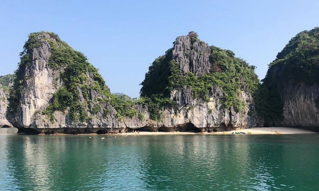 Ba Trái Đào là điểm đến nổi bật với làn nước trong xanh và những rạn san hô gần bờ