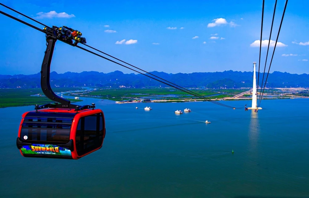 Cáp treo Sun World Cat Ba mang đến góc nhìn toàn cảnh tuyệt đẹp về Vịnh Lan Hạ và đảo Cát Bà từ trên cao