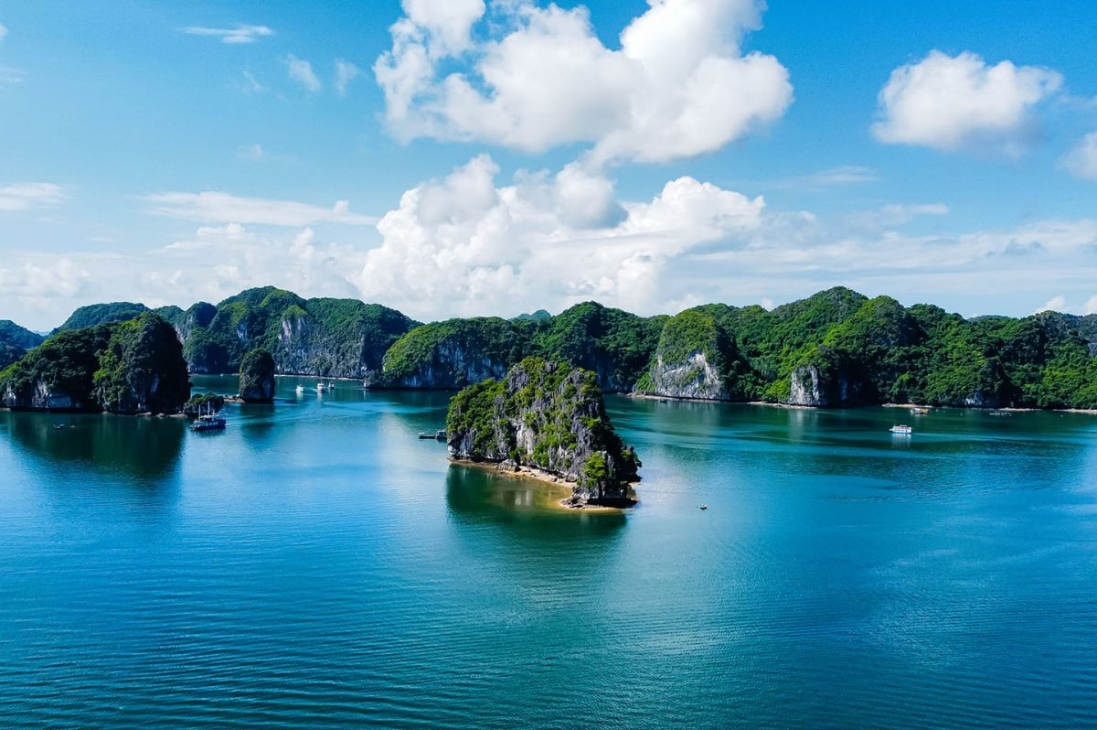 Những đảo đá vôi kỳ vĩ tạo nên vẻ đẹp đặc trưng của vịnh Lan Hạ