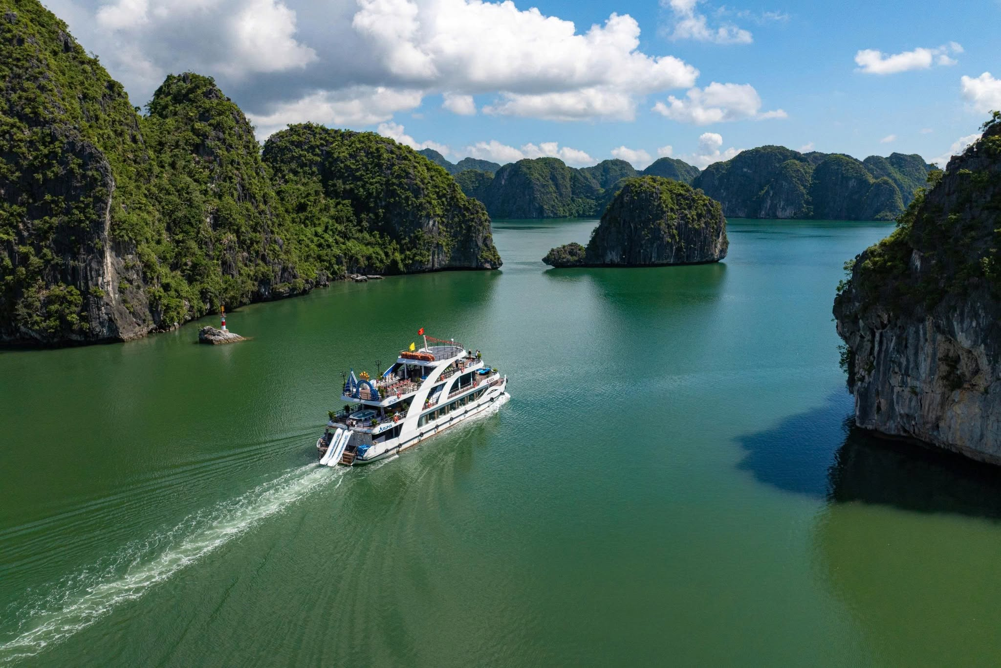 Vịnh Lan Hạ sở hữu vẻ đẹp nguyên sơ với hàng trăm đảo đá vôi giữa làn nước xanh ngọc