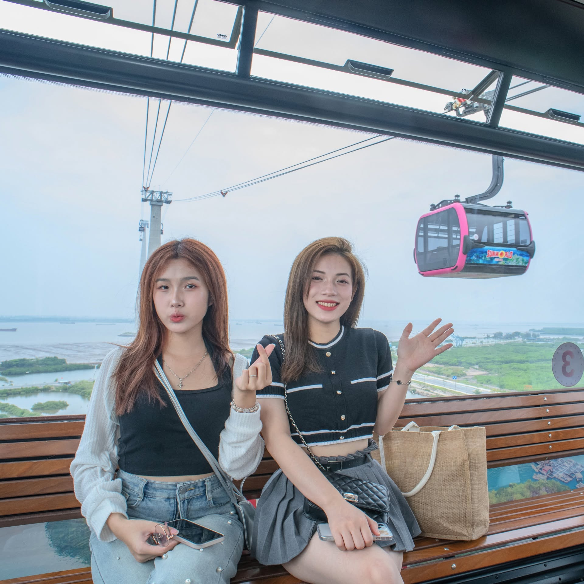 Cáp treo Sun World Cat Ba mang đến góc nhìn ấn tượng về quần đảo Cát Bà