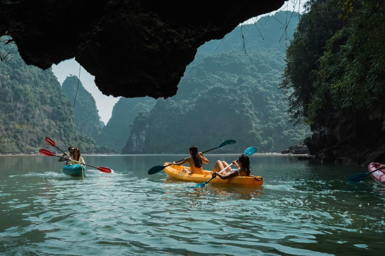 Chèo kayak qua Hang Sáng và Hang Tối là trải nghiệm được nhiều du khách yêu thích