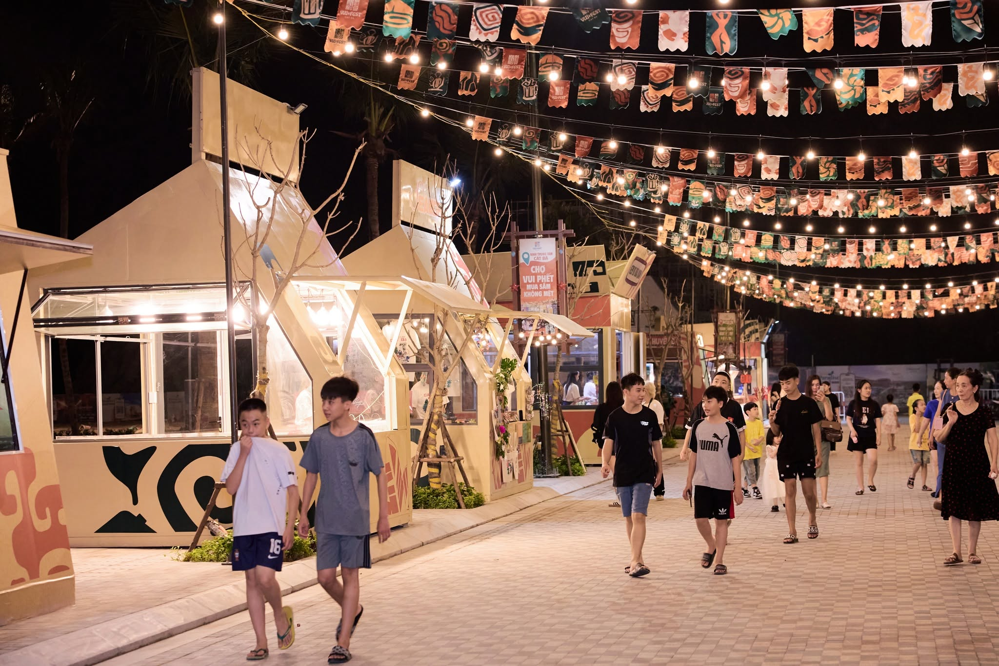 Chợ đêm VUI-Fest Cát Bà mang đến không gian giải trí sôi động giữa lòng đảo Ngọc