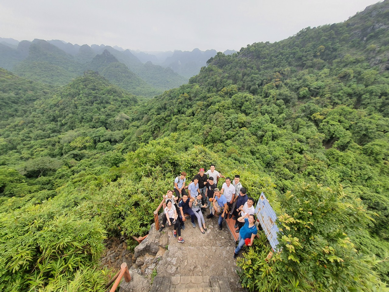 Đỉnh Ngự Lâm là một trong những điểm trekking nổi tiếng nhất của Vườn quốc gia Cát Bà