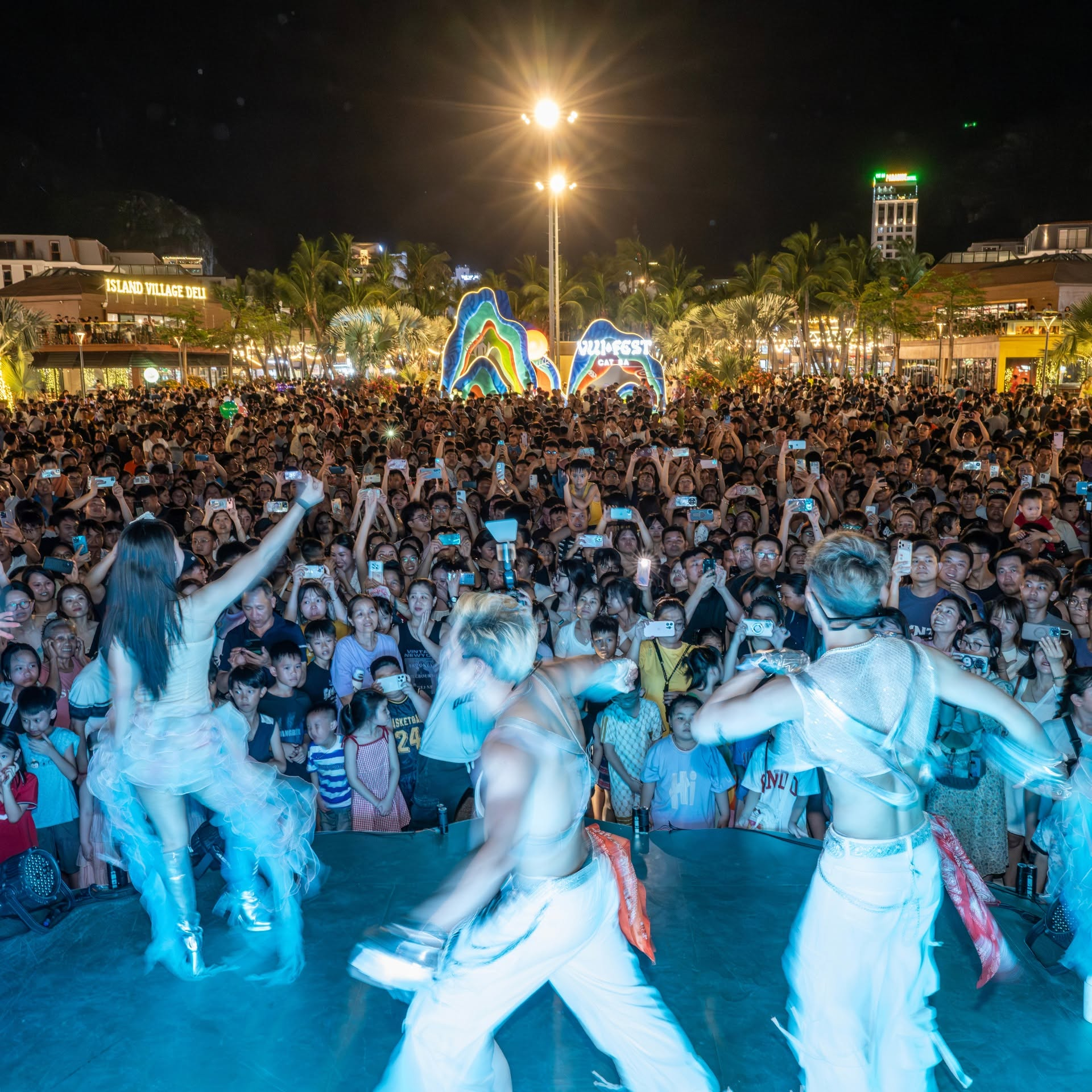 Chợ đêm VUI-Fest Cát Bà bừng sáng với không khí lễ hội sôi động
