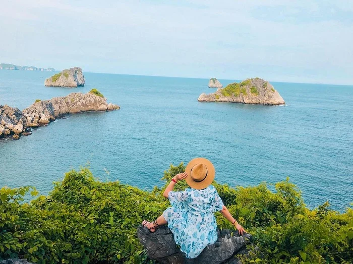 Điểm ngắm cảnh trên đảo mở ra góc nhìn tuyệt đẹp về Vịnh Lan Hạ