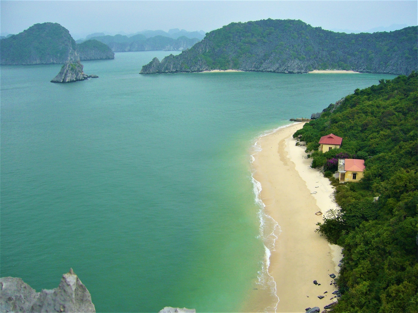 Bãi Cát Dứa sở hữu làn nước xanh ngọc và bờ cát trắng tuyệt đẹp giữa Vịnh Lan Hạ