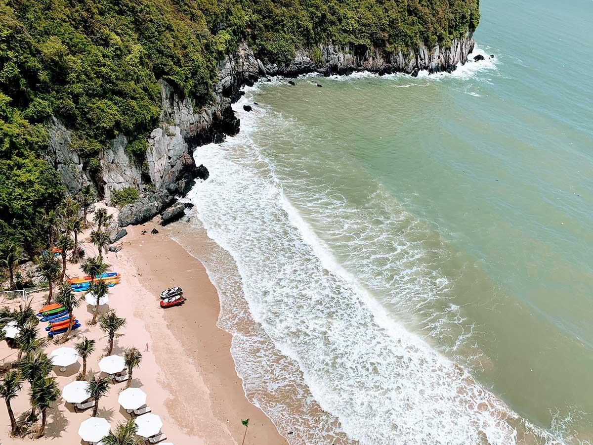 Bãi tắm Cát Cò 1 là địa điểm check-in hoàng hôn ở đảo Cát Bà được du khách yêu thích