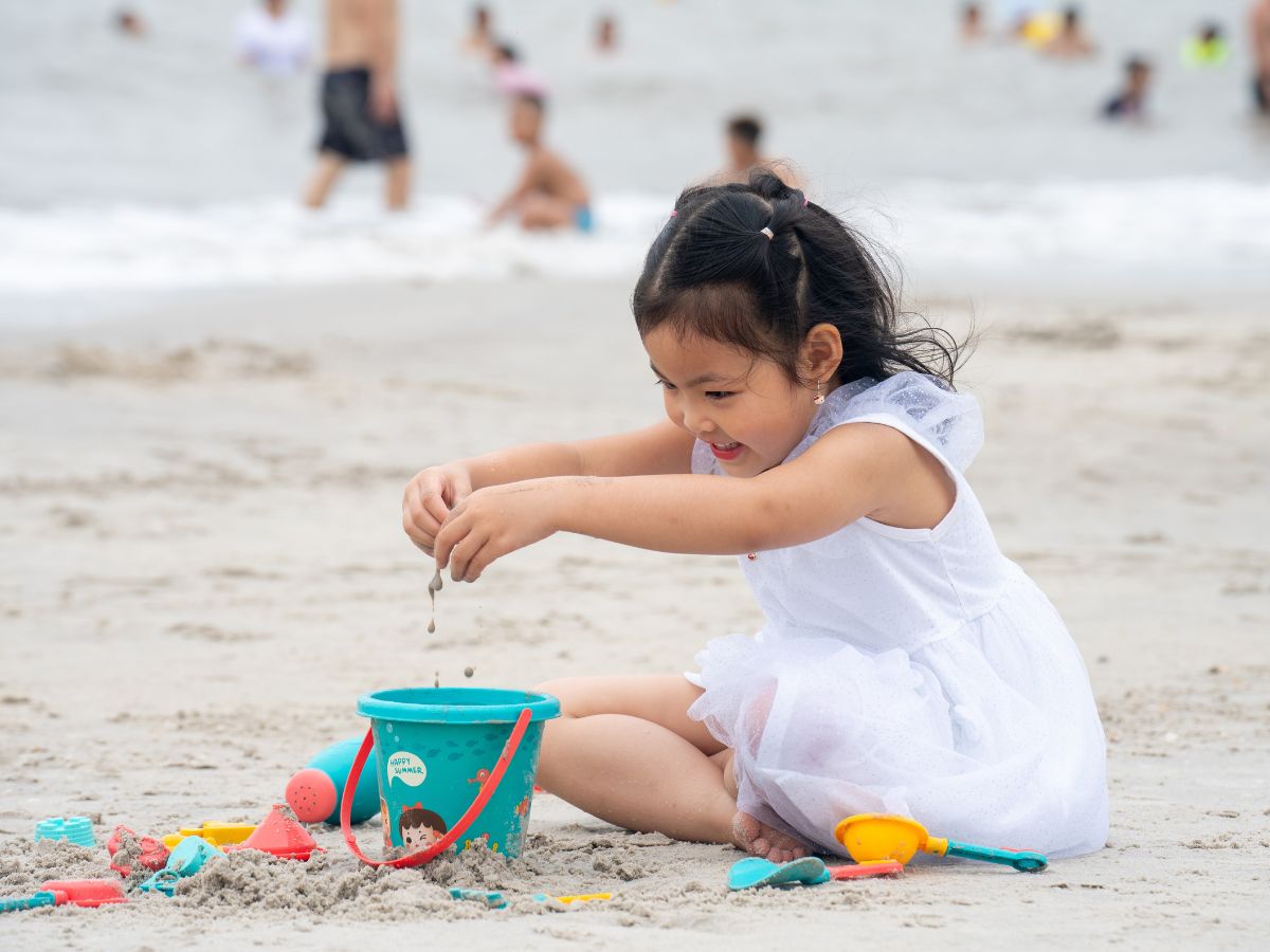 Bãi tắm Cát Cò là địa điểm không thể thiếu trong lịch trình du lịch biển Cát Bà cho gia đình