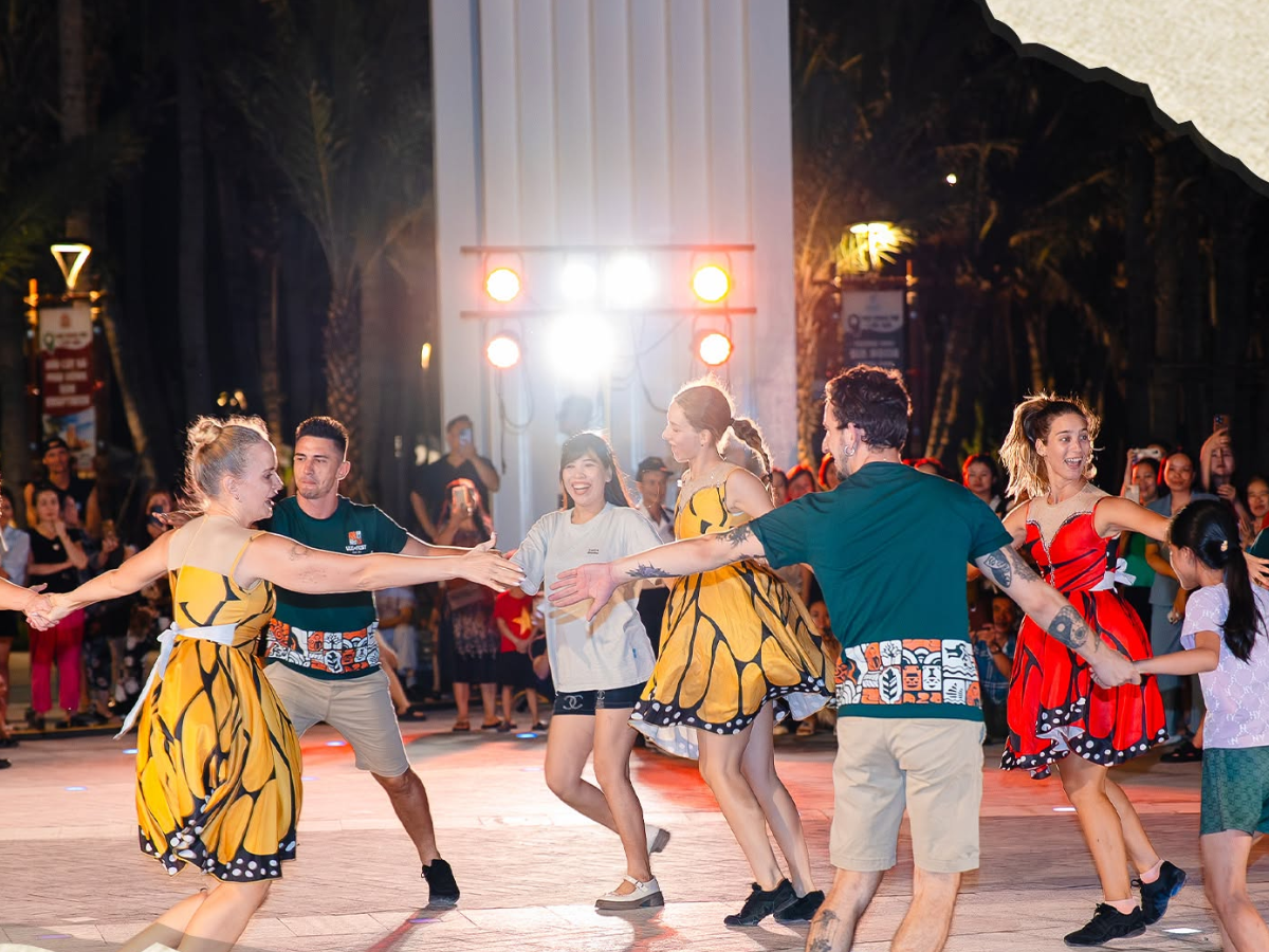The seaside square becomes lively with DJ performances, street artists, LED robots, giant stilt walkers, and fire shows