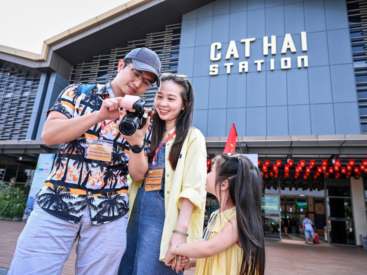For photography enthusiasts, it is worth bringing an extra battery or a compact camera, as Cat Ba offers plenty of beautiful photo spots, including the cable car