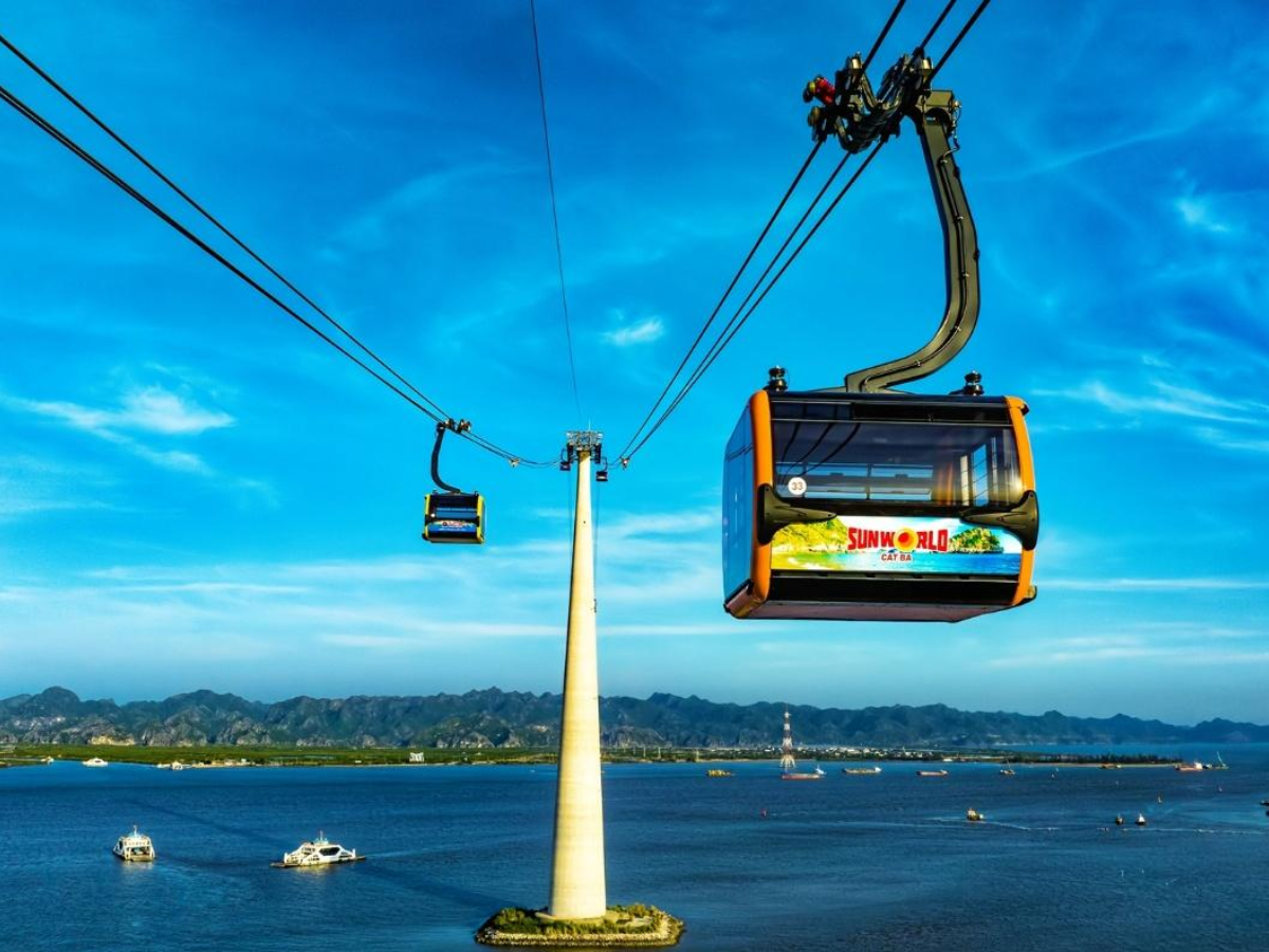 The Sun World Cat Ba Cable Car operates with modern three-cable technology, with a capacity of around 4,500 passengers per hour, 60 cabins, and a maximum capacity of 30 passengers per cabin