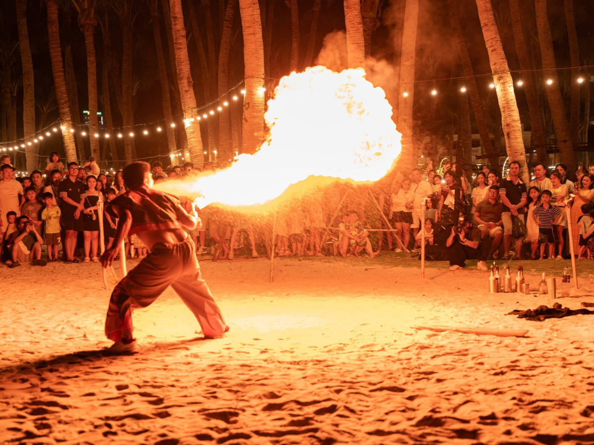 VUI-Fest Cat Ba trở nên rực rỡ với hệ thống ánh sáng nghệ thuật, các chương trình DJ, nghệ sĩ đường phố, robot LED
