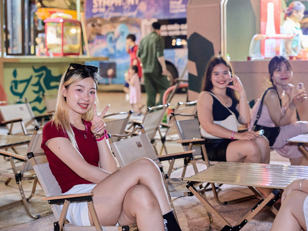 Dạo chợ đêm hoặc ngồi thư giãn tại các quán cà phê ven biển để tận hưởng không khí mát mẻ