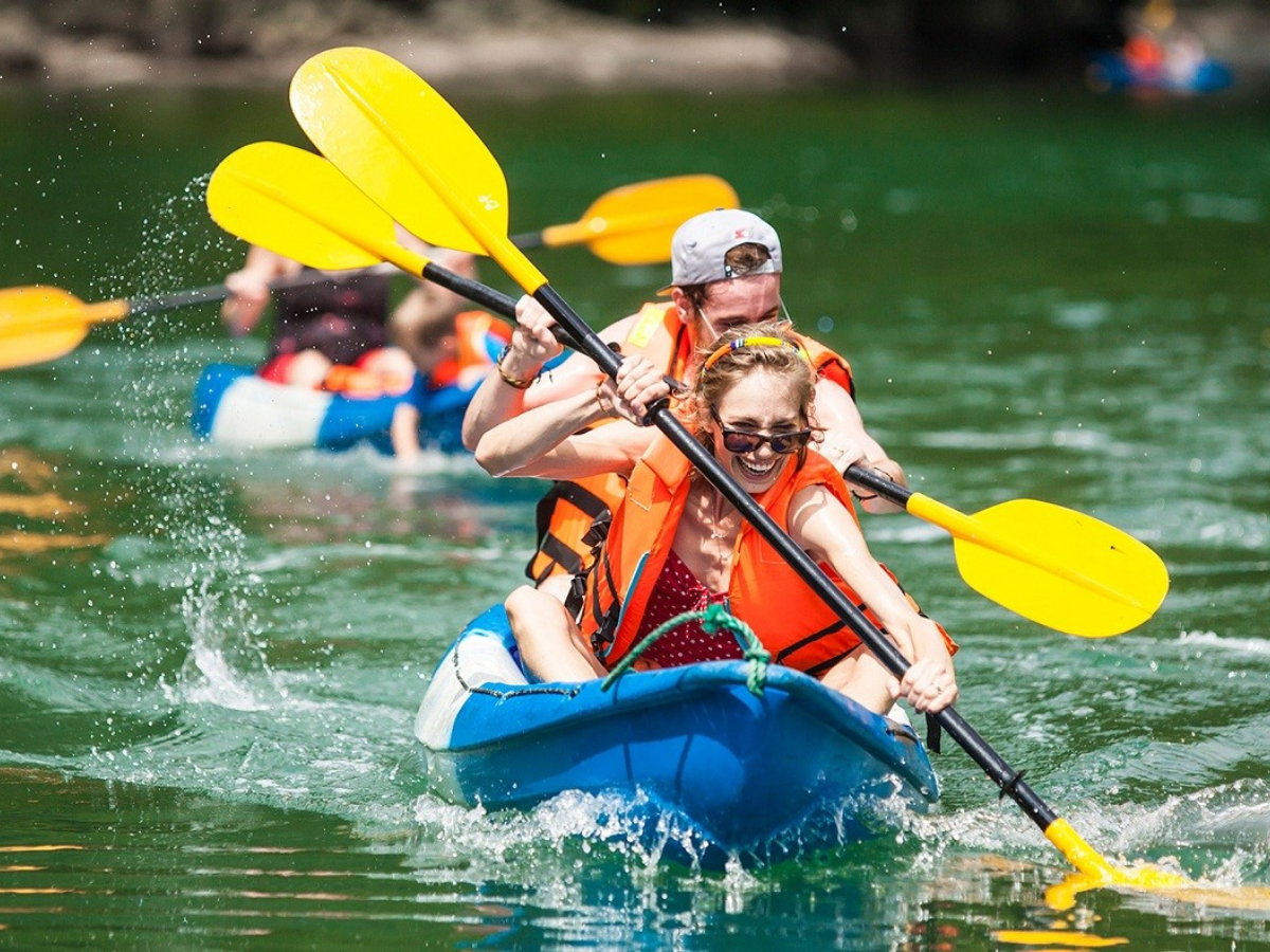 Kayak thường di chuyển ở vùng nước lặng, tốc độ chậm và luôn có nhân viên hỗ trợ trong suốt hành trình