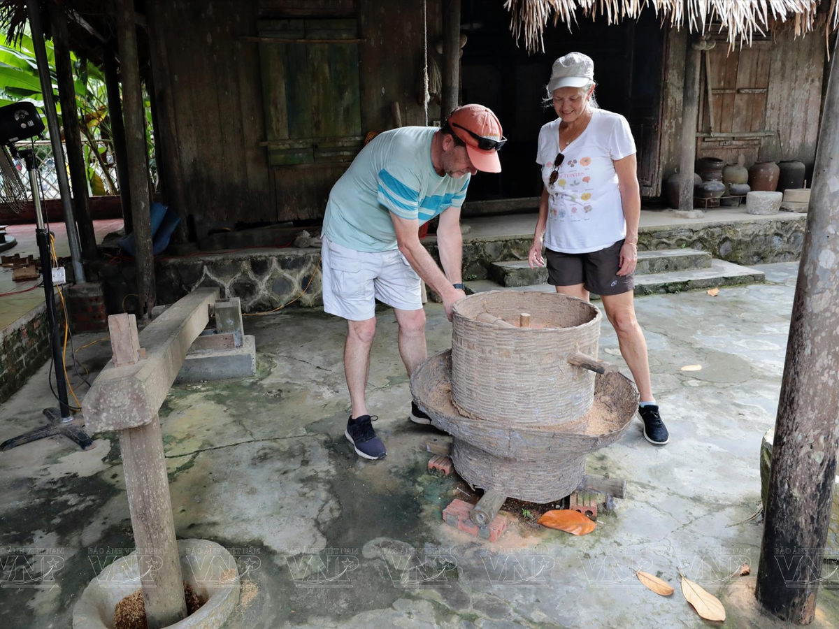 Ẩm thực Việt Hải mang đậm hương vị của vùng biển Cát Bà với nguồn nguyên liệu tươi ngon được đánh bắt trong ngày