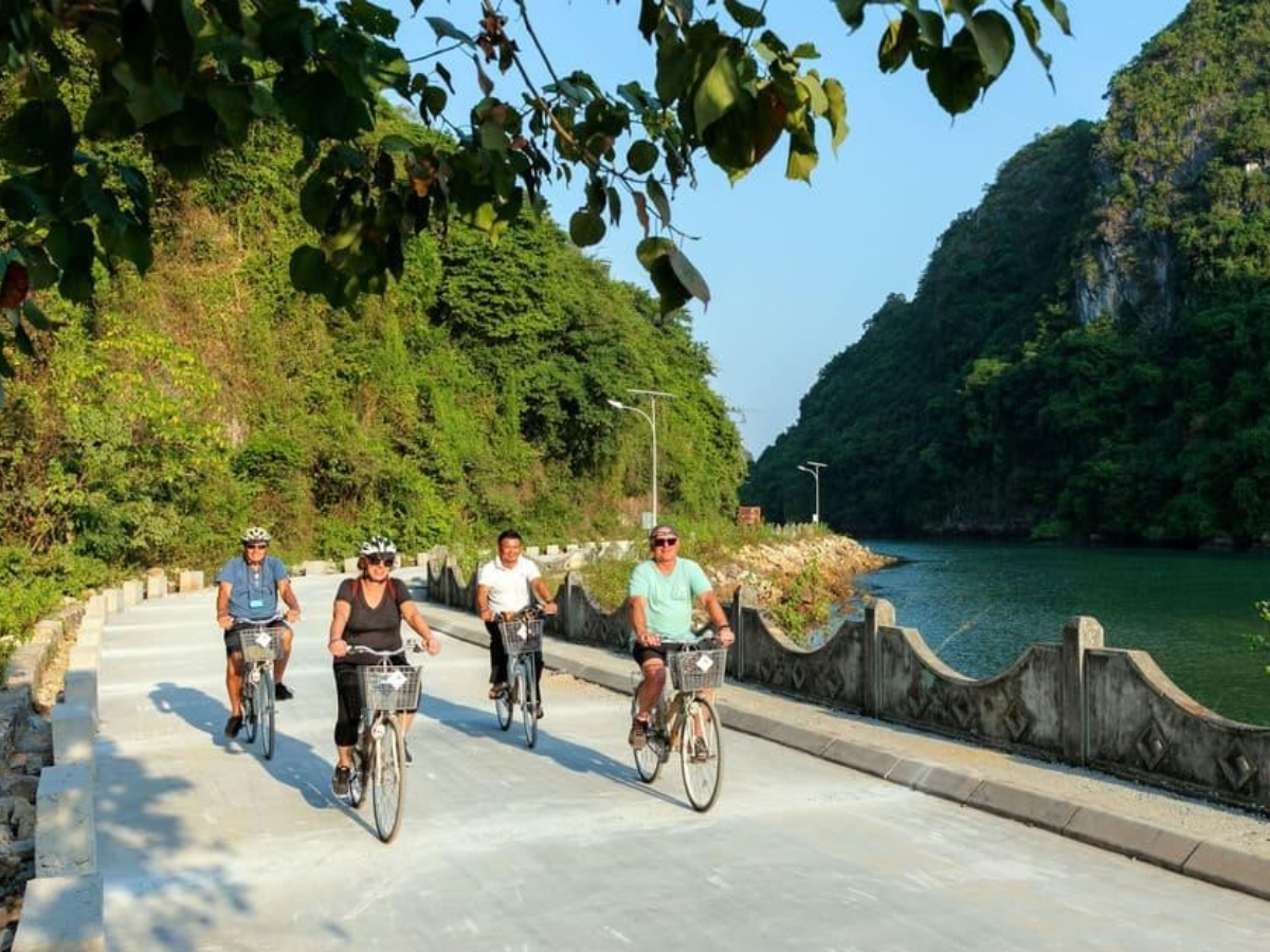 Đạp xe là trải nghiệm được yêu thích nhất khi đến Việt Hải