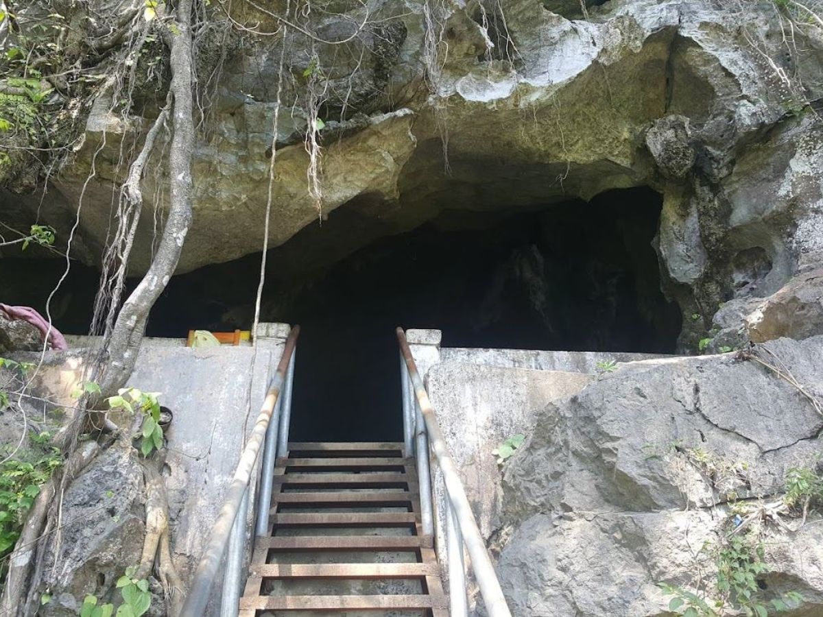 Quan Y Cave is a harmonious combination of natural surroundings and man-made architecture