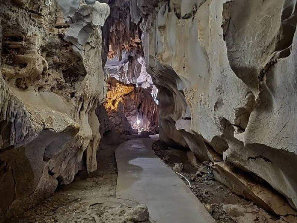 Visitors are advised to visit Trung Trang Cave in the morning or early afternoon.